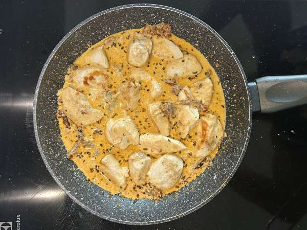 Marry Me Chicken Pasta: krämig pasta med kyckling, torkade tomater och parmesan - Beredning steg 9