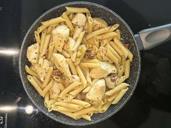Marry Me Chicken Pasta: krämig pasta med kyckling, torkade tomater och parmesan - Beredning steg 10