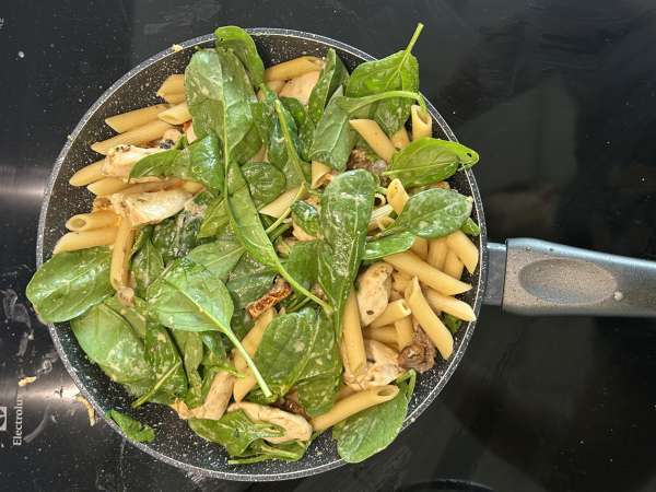 Marry Me Chicken Pasta: krämig pasta med kyckling, torkade tomater och parmesan - Beredning steg 11