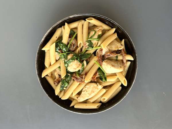 Marry Me Chicken Pasta: krämig pasta med kyckling, torkade tomater och parmesan - Beredning steg 12