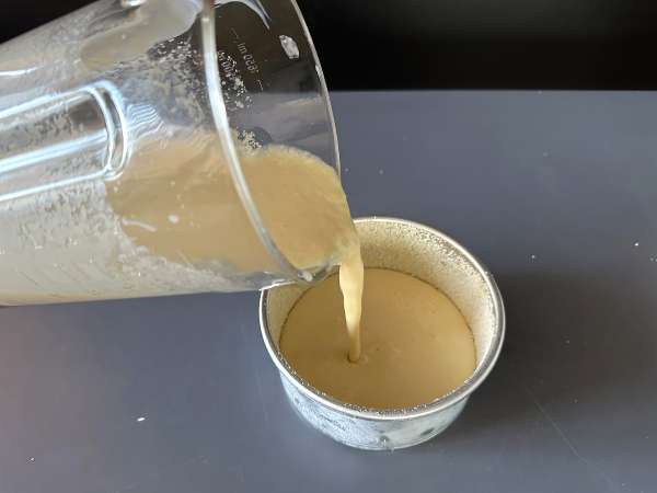 Kokos- och kondenserad mjölk-flan, enkel och smältande - Beredning steg 4
