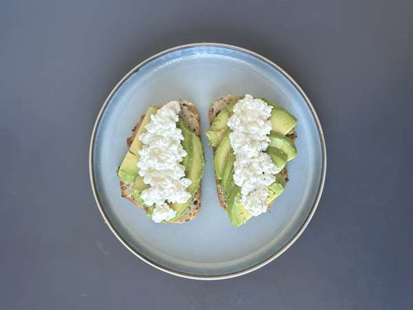 Toast med avokado och cottage cheese med kryddad honung - Beredning steg 3