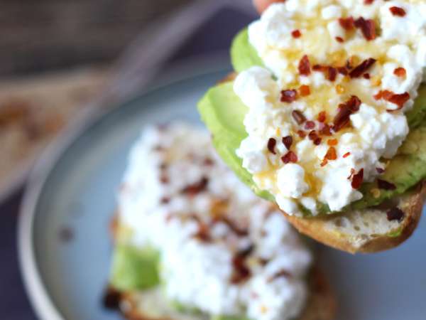 Toast med avokado och cottage cheese med kryddad honung - Beredning steg 4