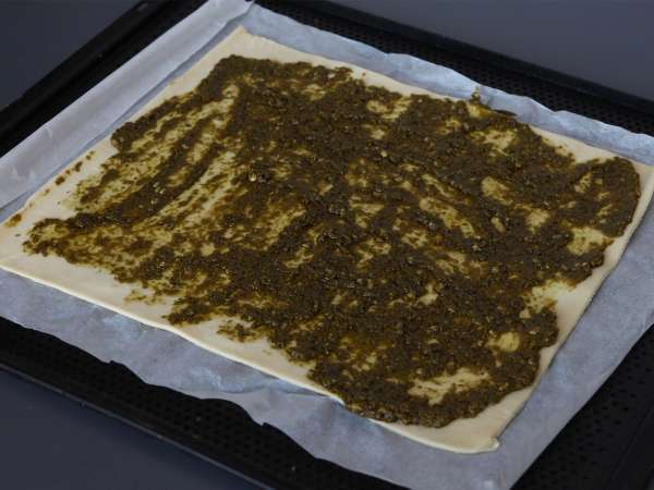 Blädderdegskrans med pesto, mozzarella och torkade tomater - Beredning steg 1