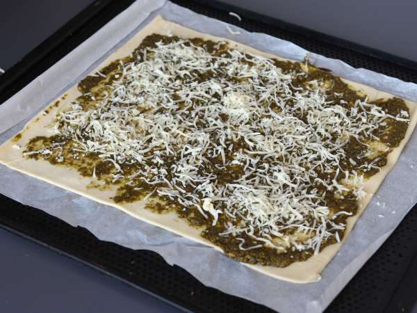Blädderdegskrans med pesto, mozzarella och torkade tomater - Beredning steg 2