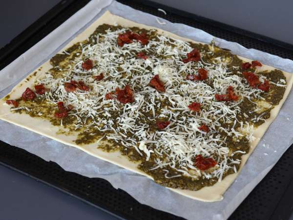 Blädderdegskrans med pesto, mozzarella och torkade tomater - Beredning steg 3