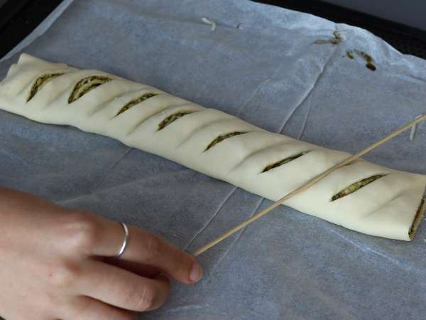 Blädderdegskrans med pesto, mozzarella och torkade tomater - Beredning steg 4