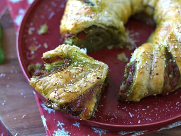 Blädderdegskrans med pesto, mozzarella och torkade tomater - Beredning steg 7