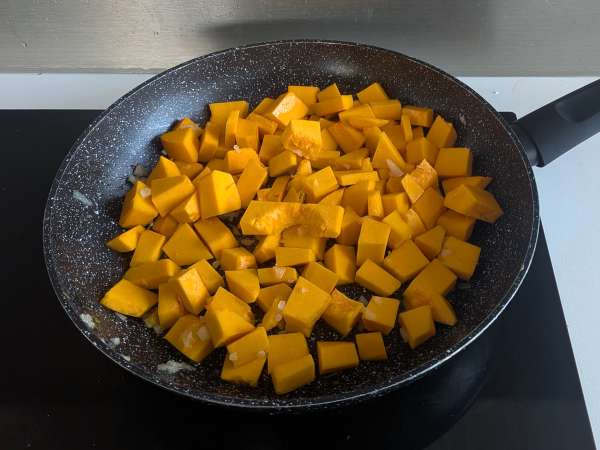 Krämig lasagne med pumpa, speck och krispiga valnötter - Beredning steg 1