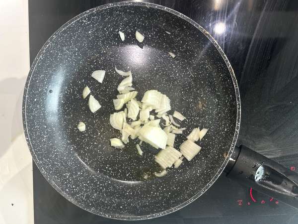 Paj utan pajskal med lax, spenat och cottage cheese - Beredning steg 1