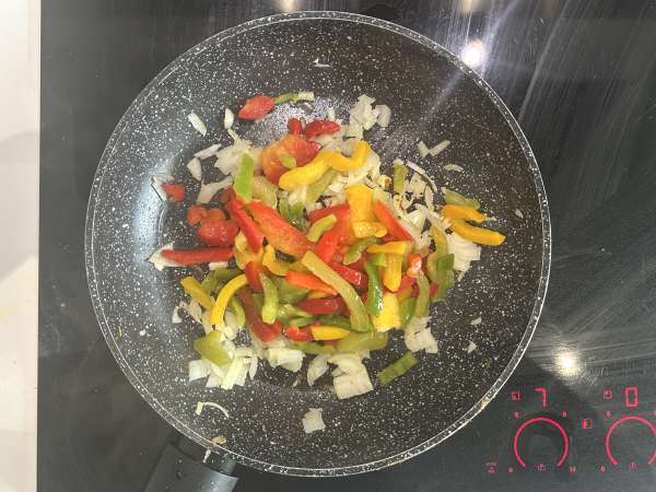 Paj utan pajskal med lax, spenat och cottage cheese - Beredning steg 2