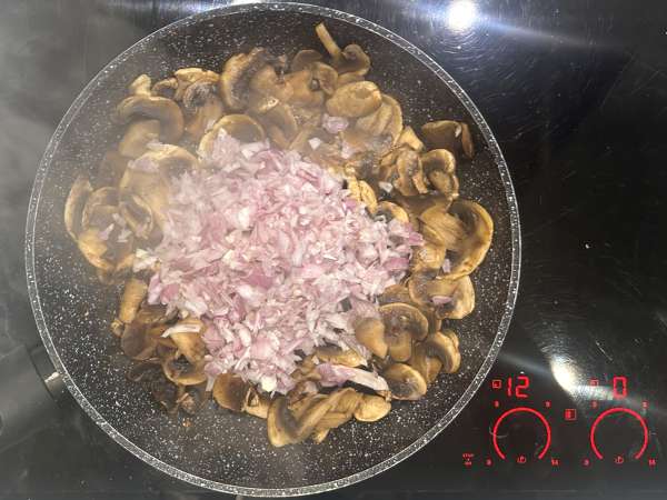Paj utan pajskal med champinjoner, bacon och cottage cheese - Beredning steg 3