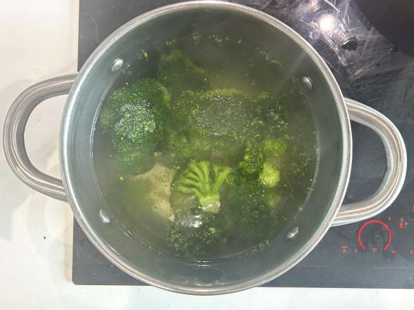 Broccolipaj utan pajskal med pancetta och cottage cheese - Beredning steg 2