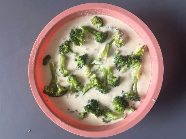 Broccolipaj utan pajskal med pancetta och cottage cheese - Beredning steg 5