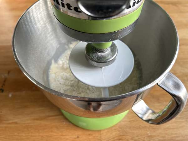 Zwiebelkuchen: den tyska lökpajen med mjukstekt lök och bacon - Beredning steg 2