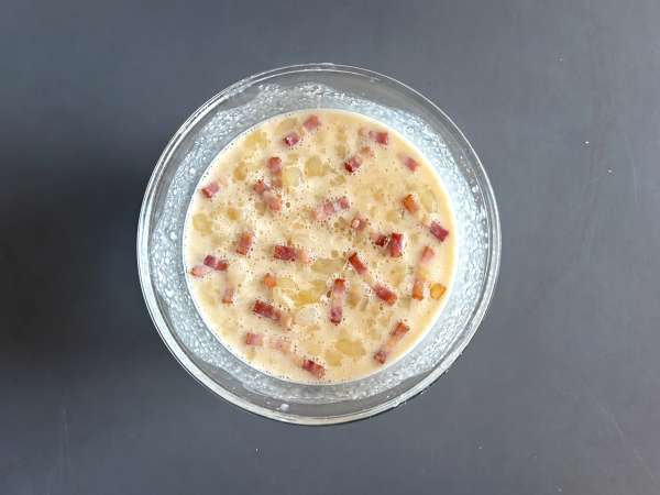 Zwiebelkuchen: den tyska lökpajen med mjukstekt lök och bacon - Beredning steg 7