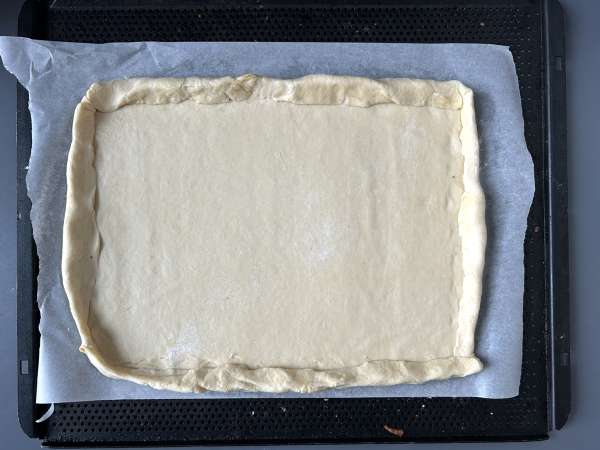 Zwiebelkuchen: den tyska lökpajen med mjukstekt lök och bacon - Beredning steg 8