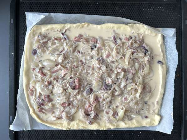 Zwiebelkuchen: den tyska lökpajen med mjukstekt lök och bacon - Beredning steg 9