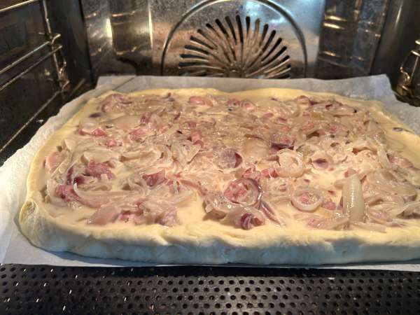 Zwiebelkuchen: den tyska lökpajen med mjukstekt lök och bacon - Beredning steg 10