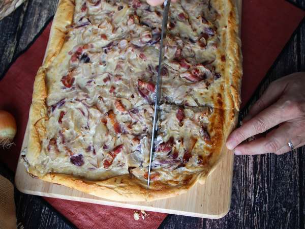Zwiebelkuchen: den tyska lökpajen med mjukstekt lök och bacon - Beredning steg 11