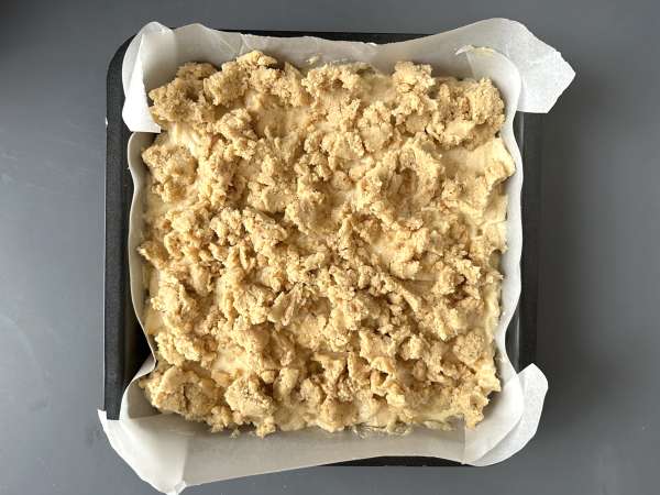 Supermjuk äppelkaka med krispig streusel - Beredning steg 6