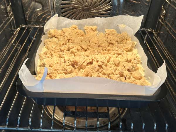 Supermjuk äppelkaka med krispig streusel - Beredning steg 7