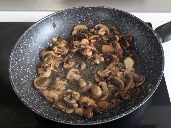 Ugnsbakad pasta med pumpa, svamp och bechamelsås - Beredning steg 3