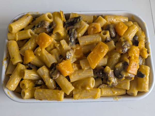 Ugnsbakad pasta med pumpa, svamp och bechamelsås - Beredning steg 8