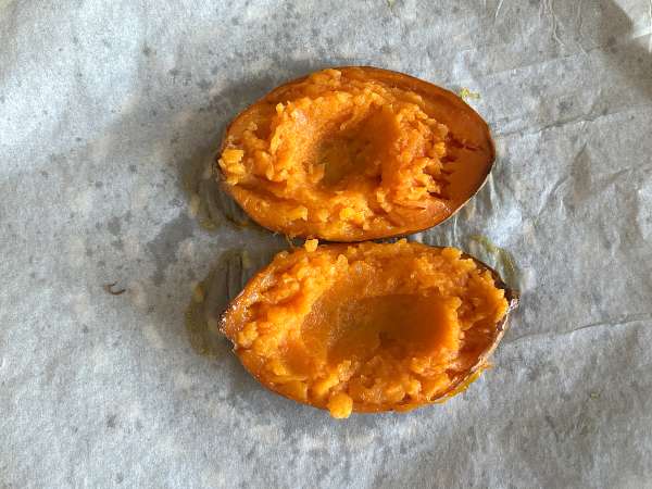 Rostad sötpotatis med ägg, fetaost, honung och valnötter - Beredning steg 2