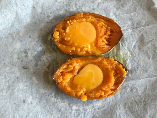 Rostad sötpotatis med ägg, fetaost, honung och valnötter - Beredning steg 3