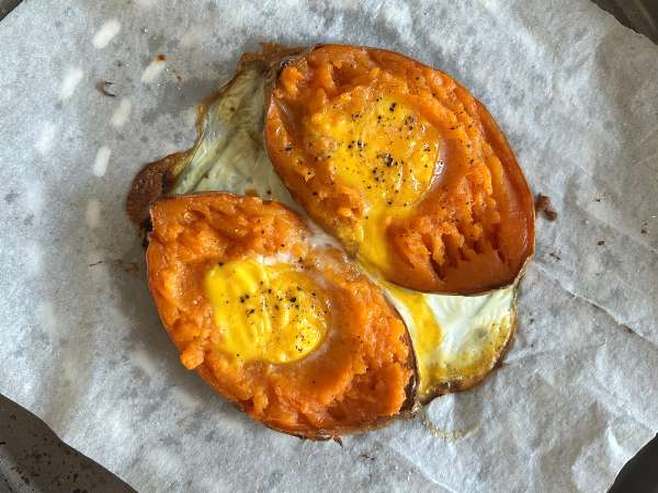 Rostad sötpotatis med ägg, fetaost, honung och valnötter - Beredning steg 4