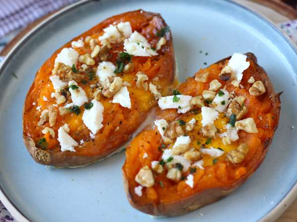 Rostad sötpotatis med ägg, fetaost, honung och valnötter - Beredning steg 5