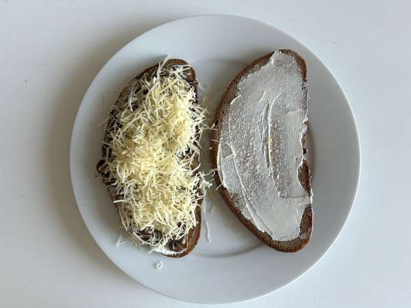Grillad ostmacka med champinjoner och riven ost - Beredning steg 8