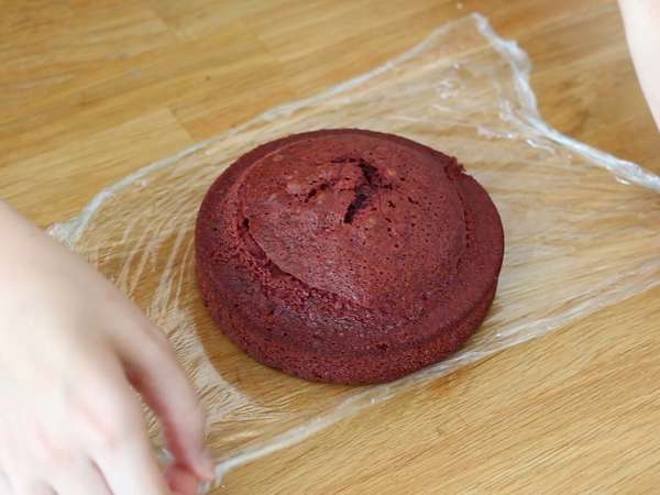 En speciell Red Velvet-tårta till Halloween! - Beredning steg 6