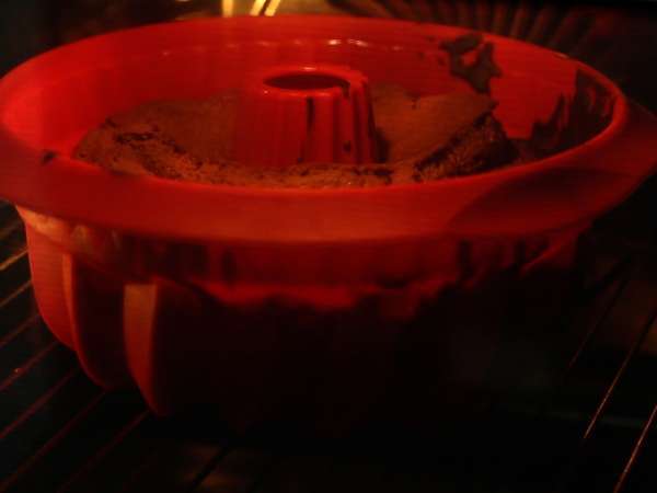 Halloween-Bundt-kaka med en djävulskt god glasyr - Beredning steg 5