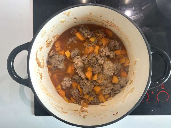 En gryta med pumpa och köttfärs: krämig och värmande - Beredning steg 4
