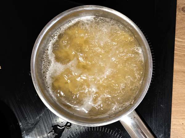 Pasta med shimeji och bruna champinjoner i krämig sås - Beredning steg 1