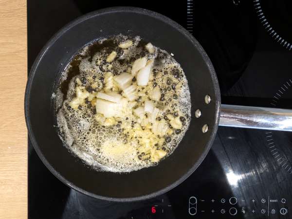 Pasta med shimeji och bruna champinjoner i krämig sås - Beredning steg 2