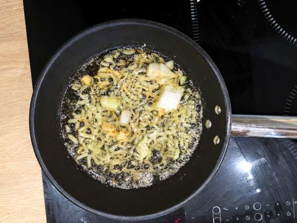 Pasta med shimeji och bruna champinjoner i krämig sås - Beredning steg 3