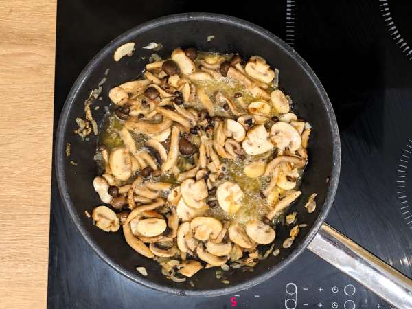 Pasta med shimeji och bruna champinjoner i krämig sås - Beredning steg 5