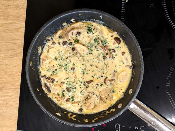 Pasta med shimeji och bruna champinjoner i krämig sås - Beredning steg 6