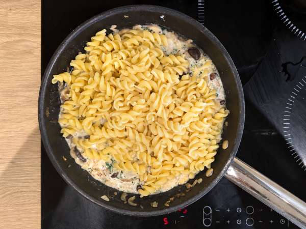 Pasta med shimeji och bruna champinjoner i krämig sås - Beredning steg 7