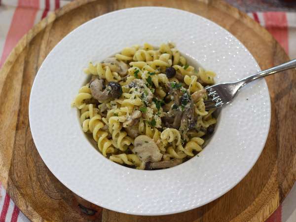 Pasta med shimeji och bruna champinjoner i krämig sås - Beredning steg 8
