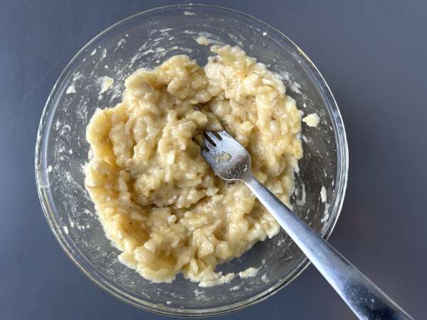 Veganskt bananbröd med miso, valnötter och choklad - Beredning steg 2