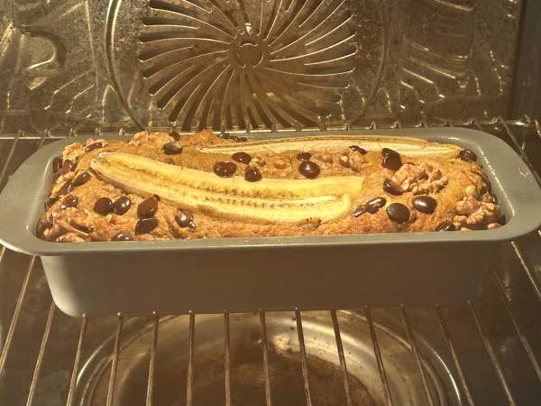Veganskt bananbröd med miso, valnötter och choklad - Beredning steg 9