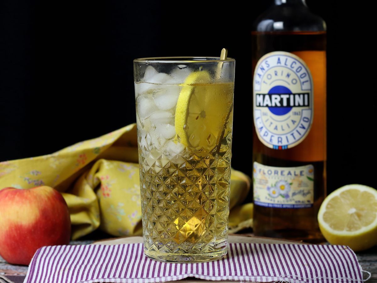 Alkoholfri Martini Spritz, en söt och blommig cocktail för aperitifen