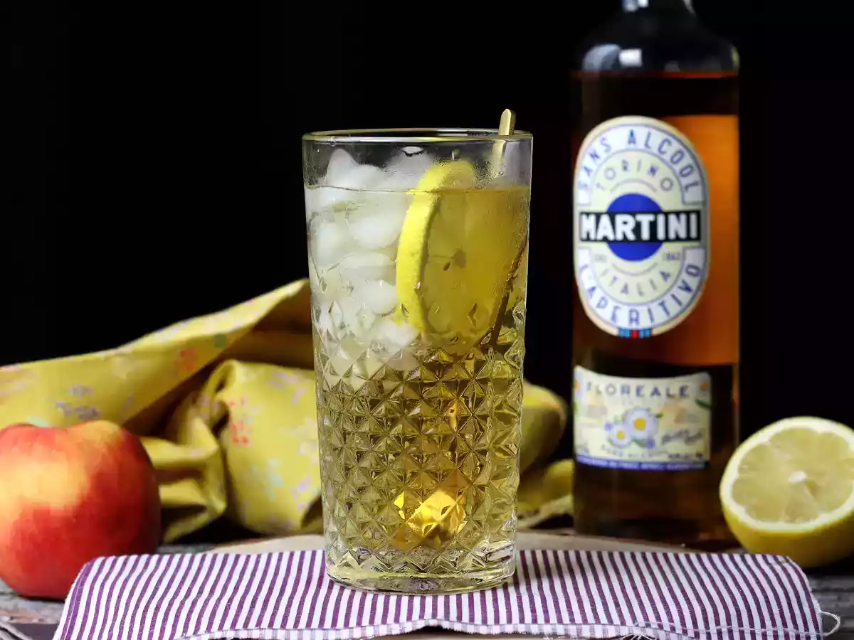 Alkoholfri Martini Spritz, en söt och blommig cocktail för aperitifen