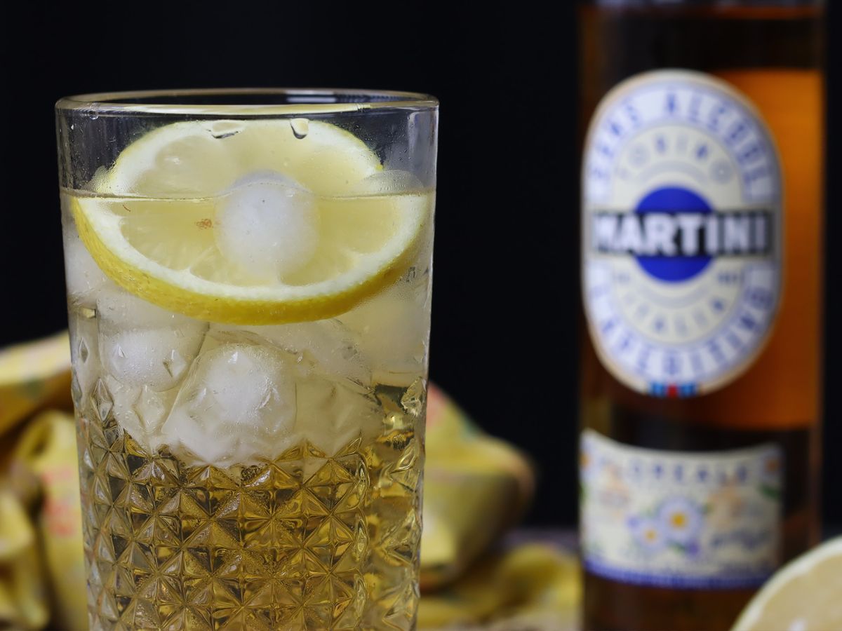 Alkoholfri Martini Spritz, en söt och blommig cocktail för aperitifen - foto 2