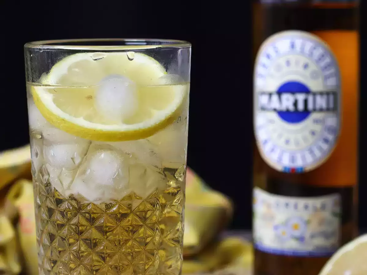 Alkoholfri Martini Spritz, en söt och blommig cocktail för aperitifen - foto 2