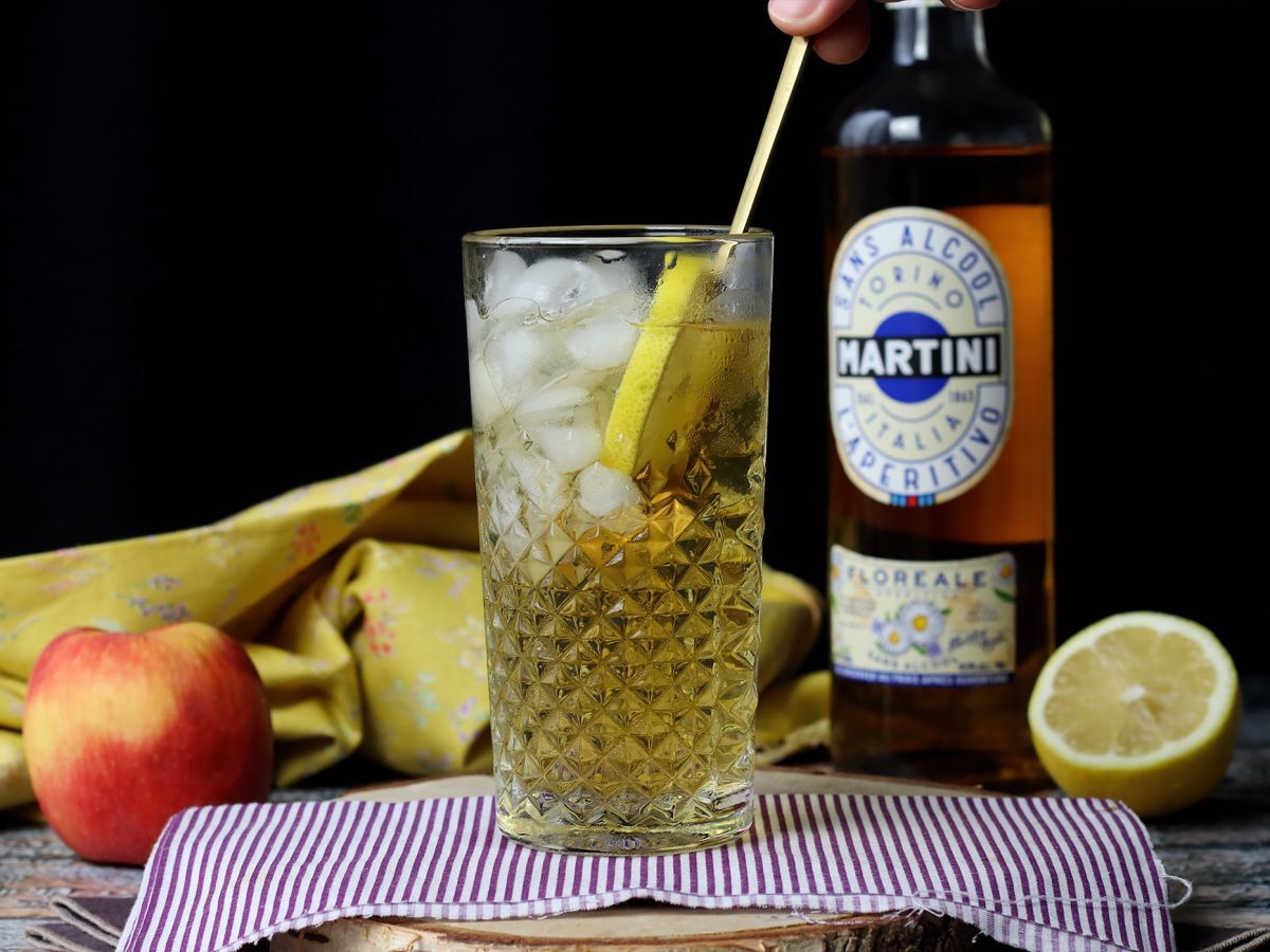 Alkoholfri Martini Spritz, en söt och blommig cocktail för aperitifen - foto 3